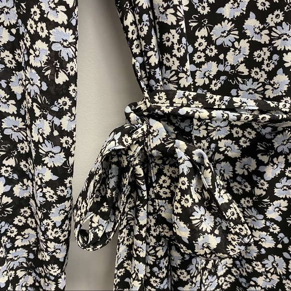 NEW - DYNAMITE FLORAL FALL DRESS / SIZE SMALL WITH TIE - Picture 4 of 9